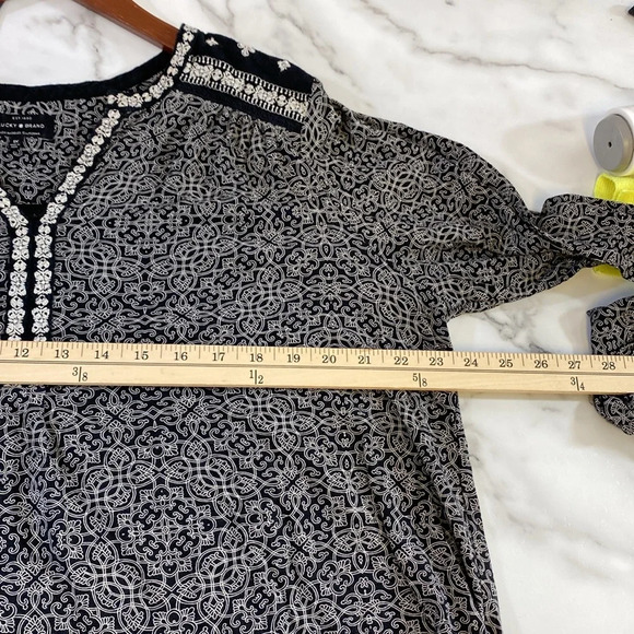 Lucky Brand Top Women’s size 1X Black White Embroidered Long Sleeve Boho Print‎ - Picture 11 of 12